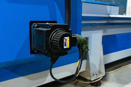 Фрезерный станок с ЧПУ DIRTEC 2131B4L (4 оси, автосмена)